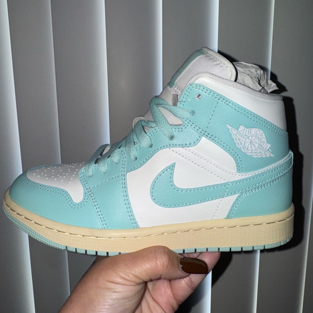 WMNS Air Jordan NIKE AJ1 Mid Sail Light Dew Muslin 6.5